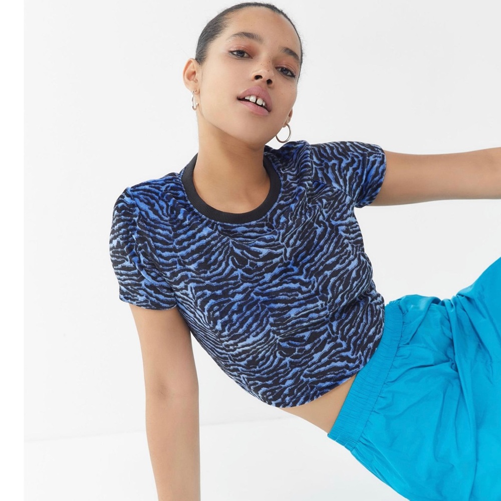 UO Kaleo Velour Short Sleeve Cropped Top - Picture 2 of 15